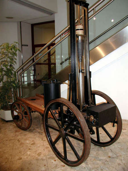 Der rekonstruierte Siegfried Marcus Wagen im Foyer der Berufsschule