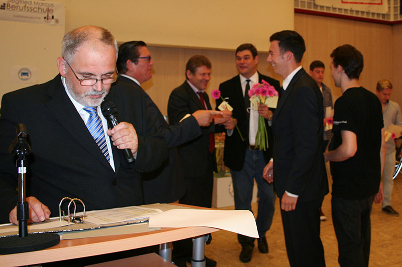 Landesschulinspektor Ernst Reiffenstein, Berufsschulinspektor Thomas Bäuerl und BDS Jürgen Kugler, BEd bei der Überreichung der Diplome des Stadtschulrates.