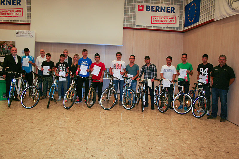 OSR Dir. Markus Fuchs und sein Team bei der Fahrradübergabe an die jungen afghanischen Schüler