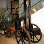 Der rekonstruierte Siegfried Marcus Wagen im Foyer der Berufsschule