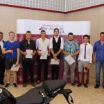 Foto 1:  KFT | Schüler der Berufsschule für Kraftfahrzeugtechnik mit Diplomen des Stadtschulrates mit Schul-Qualitätsmanager Thomas Bäuerl, Direktor OSR Markus Fuchs und Ausbildnern und Lehrern
