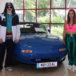Kleidungsstil und Fahrzeug vor 30 Jahren