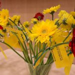 Den ausgezeichneten und diplomierten Schülern wurden Blumen übergeben mit der Empfehlung, diese als Dank der Person zu überreichen (Familie, Chef, LehrerInnen, FreundInnen, usw.), die in ihrer Ausbildungszeit eine unterstützende Rolle spielten.