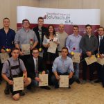 KFT | Schüler der Berufsschule für Kraftfahrzeugtechnik mit Diplomen des Stadtschulrates