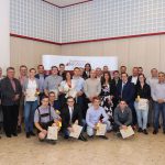 KFT | Schüler der Berufsschule für Kraftfahrzeugtechnik mit Diplomen des Stadtschulrates und Berufsschulinspektor Thomas Bäuerl, Direktor OSR Markus Fuchs, Dir. Stv-Jürgen Kugler und Ausbildern und Lehrern