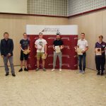 Diplomierte SchülerInnen der Klassen 4PB, 4NC und 4PR der Berufsschule für Fahrzeugtechnik, sowie Direktor OSR Markus Fuchs, Schulqualitätsmanager Thomas Bäuerl und BDS Ing. Ernst Bauer, BEd