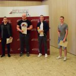Diplomierte Schüler der Klasse 4PE der Berufsschule für Fahrzeugtechnik, sowie Vtl Ulrich Lorbeer und Direktor OSR Markus Fuchs