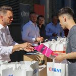 TeilnehmerInnen bei der Geschenkübergabe der Sponsoren