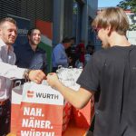 TeilnehmerInnen bei der Geschenkübergabe der Sponsoren
