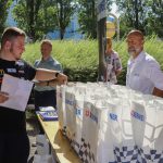 TeilnehmerInnen bei der Geschenkübergabe der Sponsoren