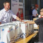 TeilnehmerInnen bei der Geschenkübergabe der Sponsoren