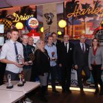 vlnr.: Tim Kälin (2. Platz), David Muri (1. Platz), Claudia Dillenburger (Leiterin Bundesfachschule FRM, 2 Rad), Ernst Brehm (Stv. Landesinnungsmeister Hessen), Tobias Rohr (3. Platz), Andreas Tym (Zweirad Nübling), BOL Ing. Mag. Lorenz Schertler (Siegfried Marcus Berufsschule, KFT Abteilungsleiter 2-Rad Technik), Roland Fischer (2-Rad-Schweiz), Selina Giacomini (2-Rad-Schweiz)