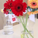 Wertschätzung wird in Form von Blumen weitergereicht
