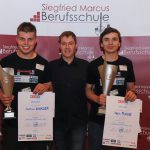 Matthias Winkler (2. Platz) und Felix Raub (1. Platz) mit ihrem Ausbildner von Pappas Auto GmbH, Wiener Neudorf