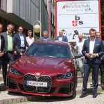 vlnr.: Peter Burger (Referent WKO), Michael Bacher (Marketingleitung BMW), Georg Papai (Bezirksvorstehung Floridsdorf) Marko Fischer (Innungsmeister- Stv.), Mag. Leonhard Palden (Innungsgeschäftsführer), Thomas Bäuerl, BA, BEd (Schulqualitätsmanager), Ing. Ernst Bauer, BEd (BDS Siegfried Marcus Berufsschule), Ing. Deniz Kartal (CEO Evalus), Harald Hölzl (Managing Director BMW Wien), Mag. Wolfgang Dumböck (Regionalleitung BMW Austria), OSR Dipl.-Päd. Markus Fuchs (Berufsschuldirektor Siegfried Marcus Berufsschule)
